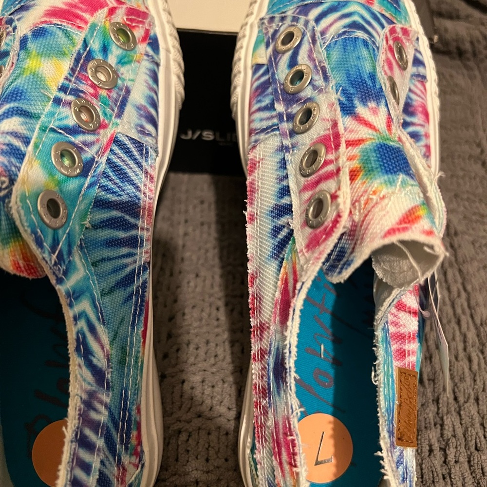 Adorable white knit ODessa color tie dye slip on blowfish Malibu sneakers new